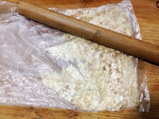 7、腰果开口笑,熟腰果放入保鲜袋中用擀面杖擀碎。