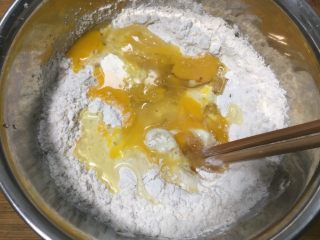 8、腰果开口笑,低筋粉、小苏打、糖粉和精制油、糖浆混合。