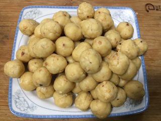 11、腰果开口笑,把面团分成每份10克左右的面团搓圆。