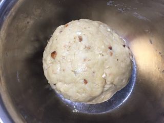 10、腰果开口笑,用手揉搓成面团。