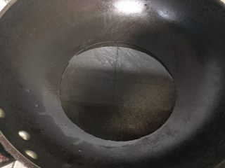 13、腰果开口笑,锅中倒入精制油,油温控制在六成左右。