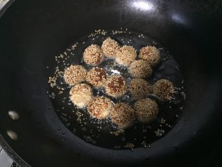 14、腰果开口笑,炸至金黄色,有一点开花即可。