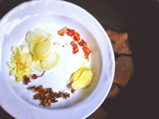 7、香辣过瘾 十分钟无油版 回锅肉,放入配料