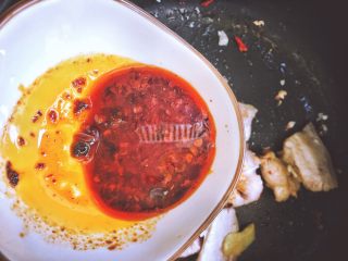 8、香辣过瘾 十分钟无油版 回锅肉,放入酱料