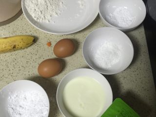 1、酸奶小蛋糕,准备好所有食材