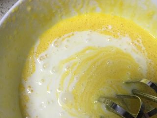 3、酸奶小蛋糕,加入酸奶搅拌均匀