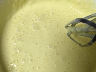 5、酸奶小蛋糕,蛋黄糊的样子
