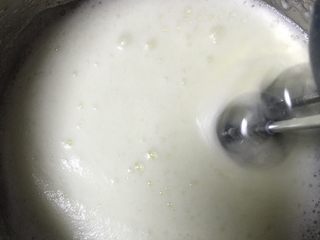 6、酸奶小蛋糕,蛋清中滴入6滴柠檬汁，混合均匀，蛋清成为鱼眼泡状态时，放入1/3砂糖打发