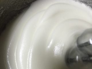 7、酸奶小蛋糕,看到蛋白细腻时再放入1/3砂糖，用打蛋器打发