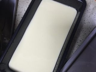 12、酸奶小蛋糕,倒入模具中，轻振几下