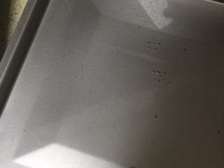 13、酸奶小蛋糕,取一深烤盘，加入1/3的清水，放入模具