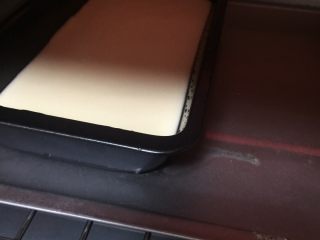 14、酸奶小蛋糕,烤箱提前预热150度5分钟，放入模具，把烤盘置于烤箱中下部，上火90度下火135度，下层60分钟，观察一下蛋糕颜色