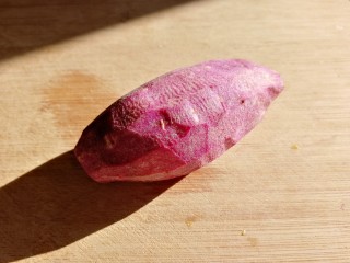 2、紫薯挞,紫薯去皮。
