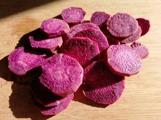 3、紫薯挞,切片。