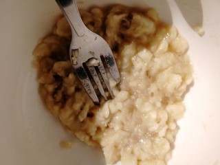 6、紫薯挞,叉子压成泥。