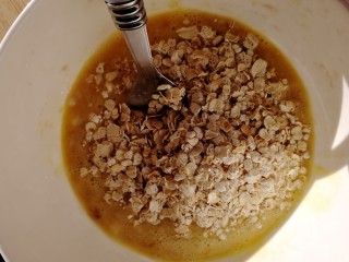 9、紫薯挞,放入即食燕麦。