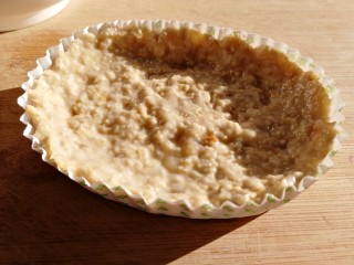 11、紫薯挞,放入模具里,抹平。(烤箱180度,预热5分钟)