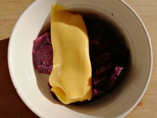 13、紫薯挞,紫薯蒸好,趁热放入芝士片。