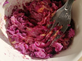 14、紫薯挞,搅拌均匀,紫薯的热度把芝士融化。