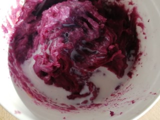 15、紫薯挞,少量多次倒入牛奶。