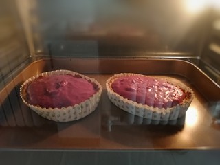 18、紫薯挞,放到烤箱中层,180度烤10分钟。