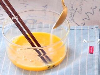 2、番茄鸡蛋馅饼,面静置期间，我们来做番茄鸡蛋馅。2个鸡蛋加盐打散，饼馅的盐就靠这里的盐来调节。