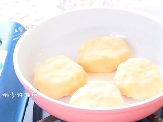 4、番茄鸡蛋馅饼,倒少许油煎，中小火，一面定型后，翻面，煎另一面。