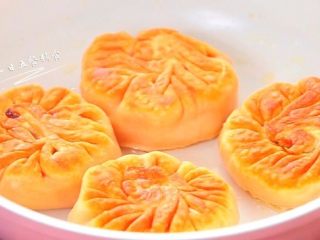 5、番茄鸡蛋馅饼, 煎至两面金黄，饼的边缘鼓起来，就可以吃啦。