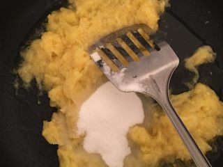 1、凤梨酥,将菠萝皮切掉，菠萝馅切成小块去除菠萝汁，放入不粘锅倒入80克糖大火翻炒