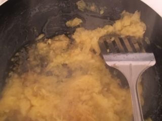 2、凤梨酥,一直不停地大火翻炒至到多余的水分炒干