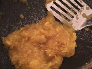 3、凤梨酥,水分炒干后倒入麦芽糖，麦芽糖必须在微波炉加热几秒后倒入，转小火继续不停地翻炒，直到炒至粘性，颜色变得像焦糖为止