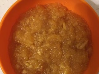 4、凤梨酥,出锅，倒入盘中，待凉，一旁备用