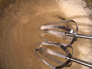 6、凤梨酥,然后加入糖，用电动打蛋器打至发白