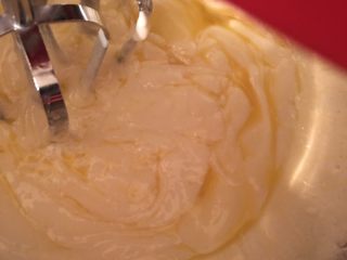 7、凤梨酥,加入25克鸡蛋继续打发，吸收至黄油中即可