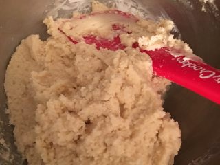 8、凤梨酥,加入过筛后的奶粉，低筋面粉，用刀刮将面皮刮均匀