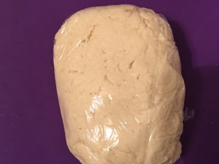 9、凤梨酥,用保鲜膜包裹起来放入冰箱冷藏45分钟