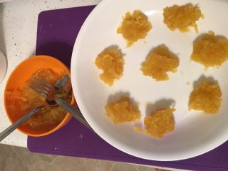 10、凤梨酥,然后将放凉后的凤梨馅用俩个勺子平均分成15份，每份15克。放入冰箱冷藏30分钟