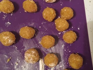 11、凤梨酥,30分钟后，取少量的粉放在手心将每份凤梨馅搓圆