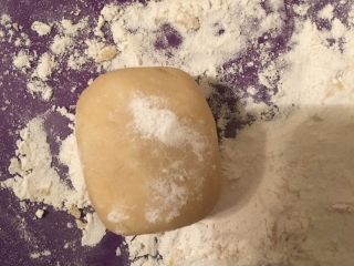 13、凤梨酥,包好后可以用磨具或者沾点粉，慢慢地整出小长方形。记住哦，在包果馅的过程中要非常小心，因为这皮非常脆弱