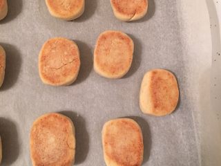 15、凤梨酥,烤10分钟后拿出，把凤梨酥翻一面