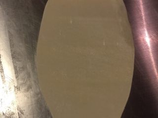 1、葱油面片,饺子皮一张，用擀面杖擀长一点，会发现饺子皮立马变得很薄，这注定着到时煮面片的时候会非常快。