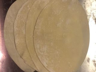 3、葱油面片,其实一张张饺子皮擀太麻烦，可以三四张叠一起擀。不会粘连的。当然如果还嫌麻烦，那就省了擀饺子皮的步骤，直接把皮切块就好了，无非就是稍厚一点和短一点。