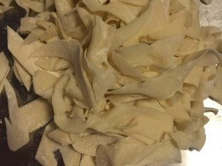 4、葱油面片,把切好的饺子皮撒点干面粉抖开。