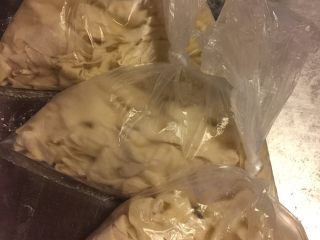 5、葱油面片,按每次吃的份量装入保鲜袋。速冻保存。我图中的是4块钱的饺子皮量，分了三袋。