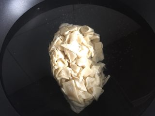 6、葱油面片,需要吃的时候直接把面片扔水里，无需解冻。我分别试了用冷水和热水的效果。因为上次用冷水煮饺子非常好，所以想试试面片是否也可以用冷水，实践证明不怎么好。