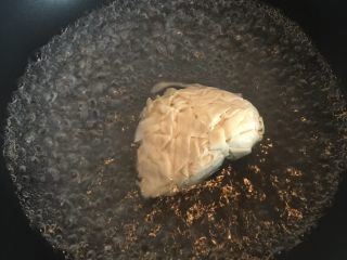 8、葱油面片,用煮开水后再放面片，还是无需解冻。