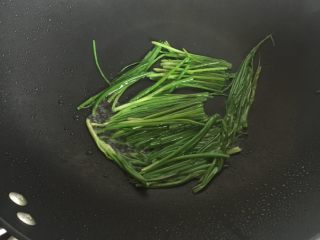 11、葱油面片,入葱花，小火煎熬。