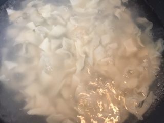 9、葱油面片,明显水比用冷水的时候清。面片入锅后轻轻划散。因为面片非常薄，所以基本只要划散，不需要沸腾就可以出锅了（这一步忘记拍照片）。