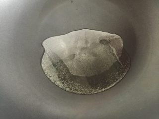 10、葱油面片,下面做简易版、不正宗的葱油（下次有机会教大家做高版本的葱油做法）。锅中放油。不喜欢油多，所以就按自己能够接受的量来放吧。当然油过少也不行。