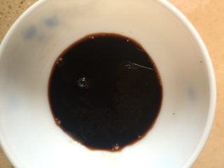 12、葱油面片,另外一边，碗中准备调料：老抽、生抽、糖。比例没那么精准，自己把握，记住：老抽用来调深颜色，但比生抽淡。生抽色浅却含盐量高。